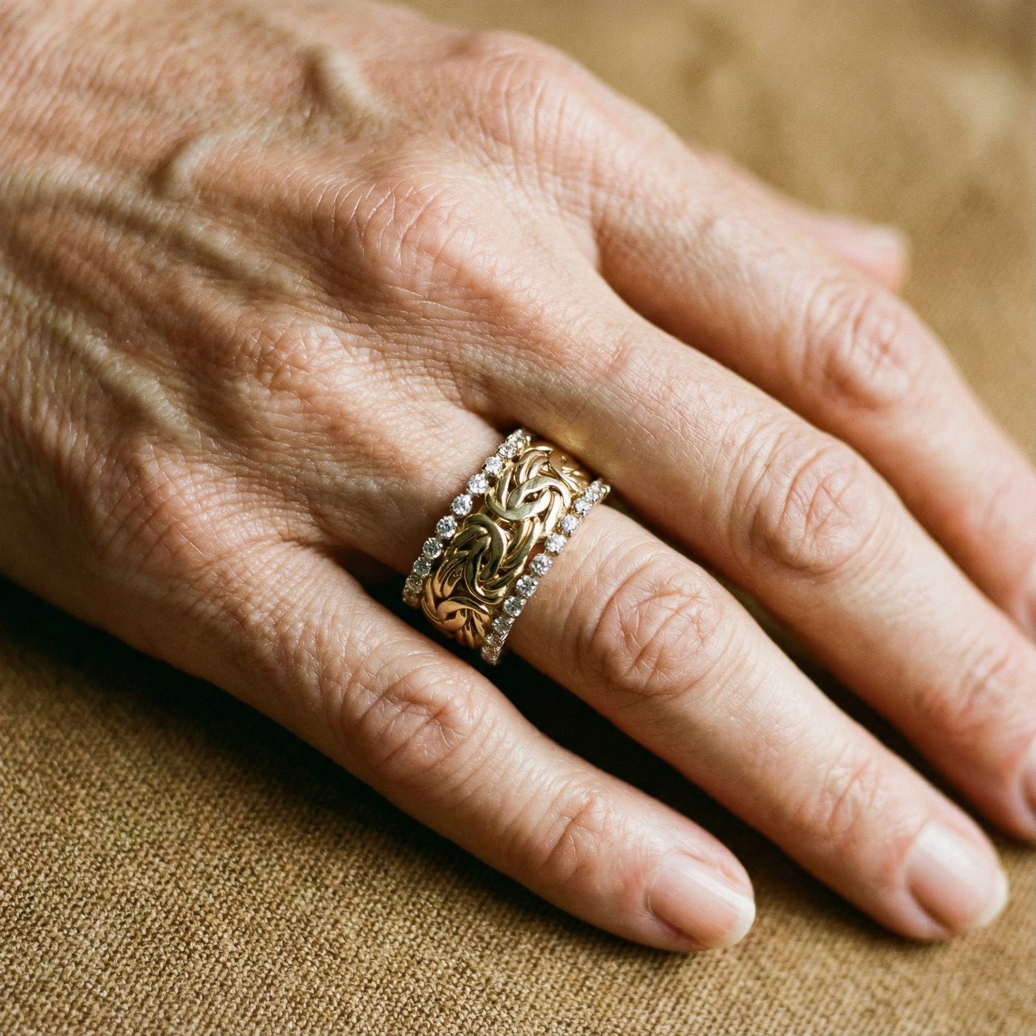 Anillo Trenzado de Oro Vintage con Circonita