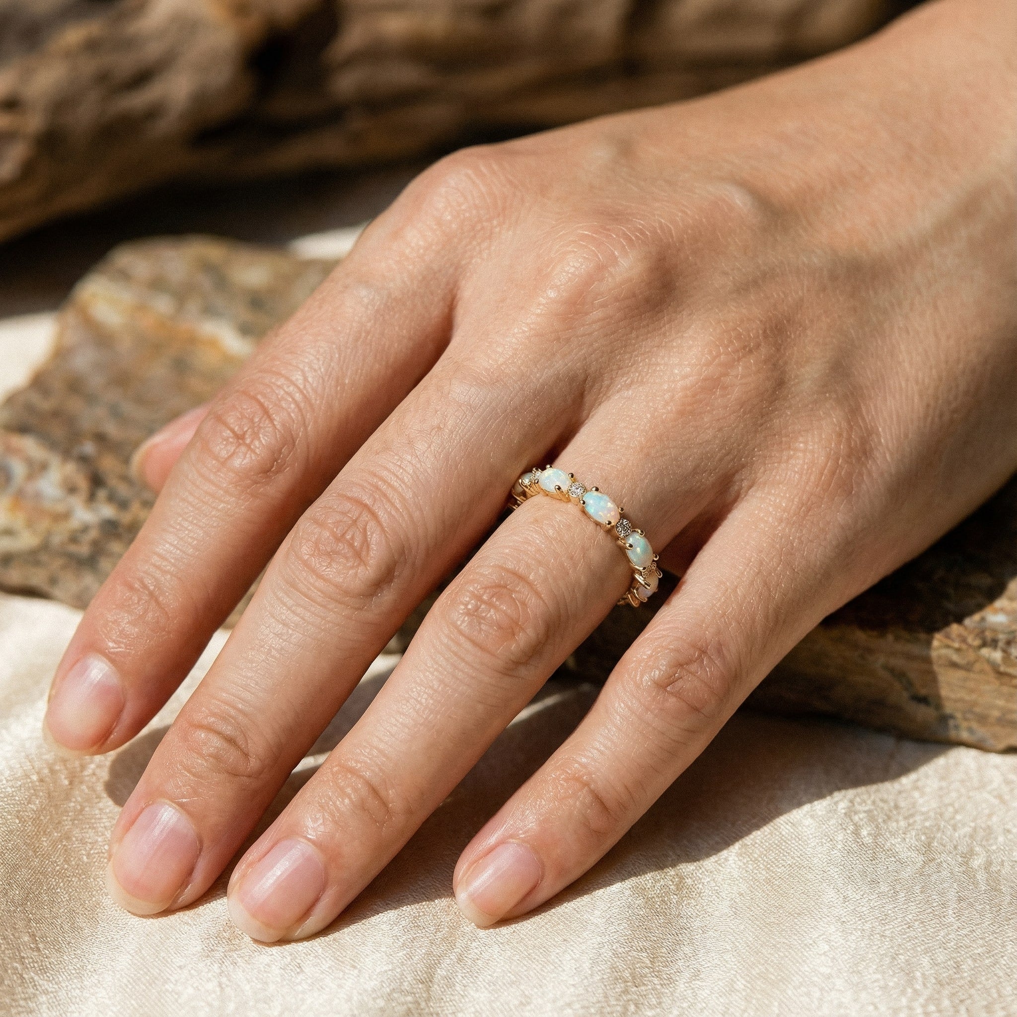 Anillo Vintage de Oro con Ópalo Eternidad