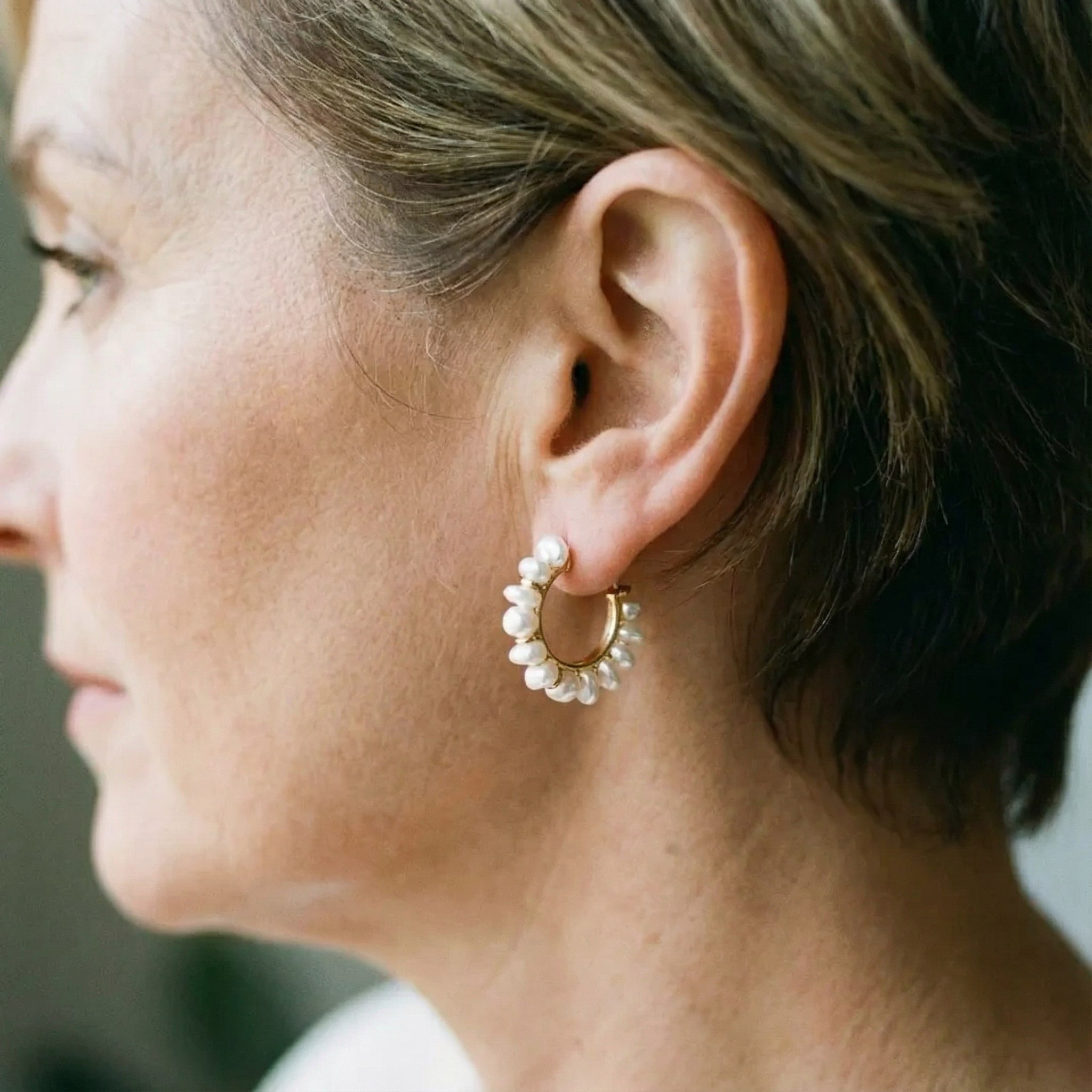 Pendientes de aro vintage con perla blanca