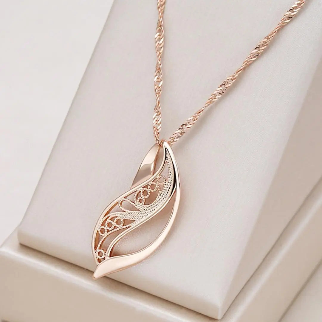 Collar de Oro Elegante y Armonioso