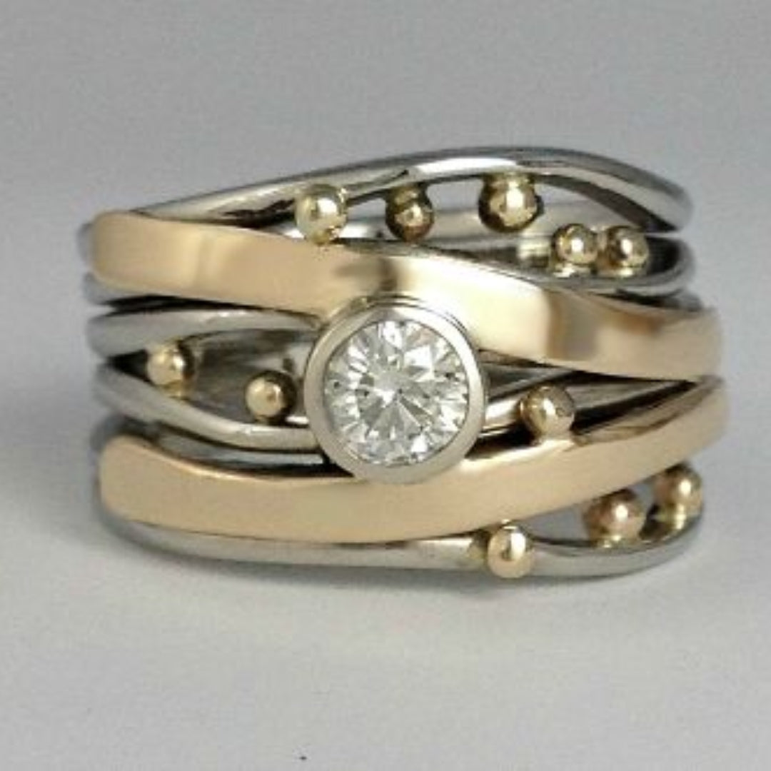 Anillo vintage con incrustaciones de zirconia y oro