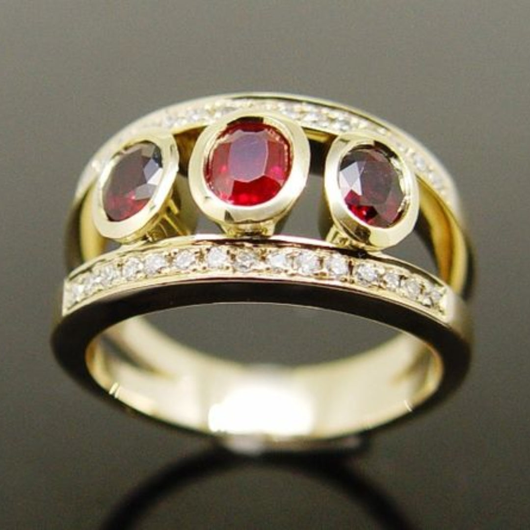 Anillo Vintage de Oro con Zirconia Roja