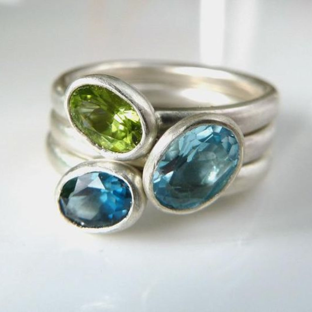 Anillo Vintage de Plata con Piedras de Circonia Ovaladas