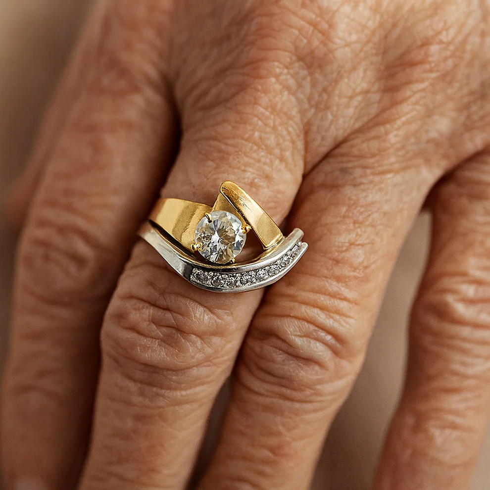 Anillo Irregular Vintage en Oro y Plata con Zirconia