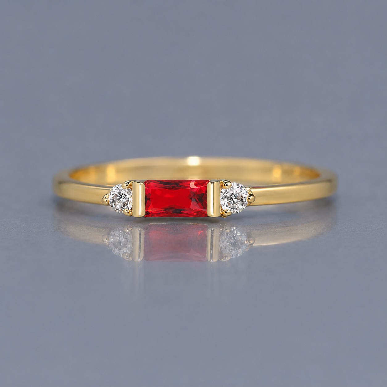 Anillo con piedra central roja dorada y brillante