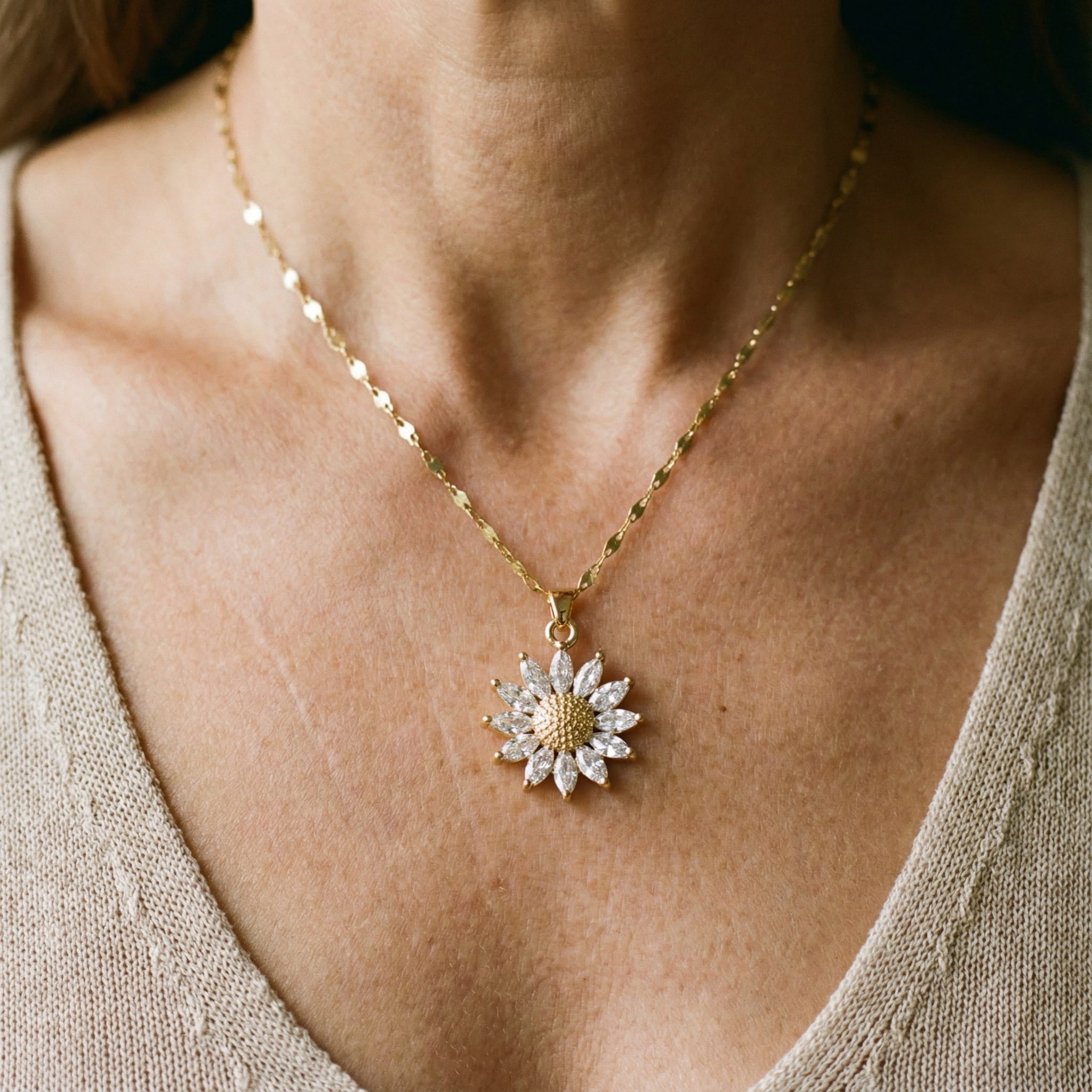 Collar con Girasol de Cristal en Oro