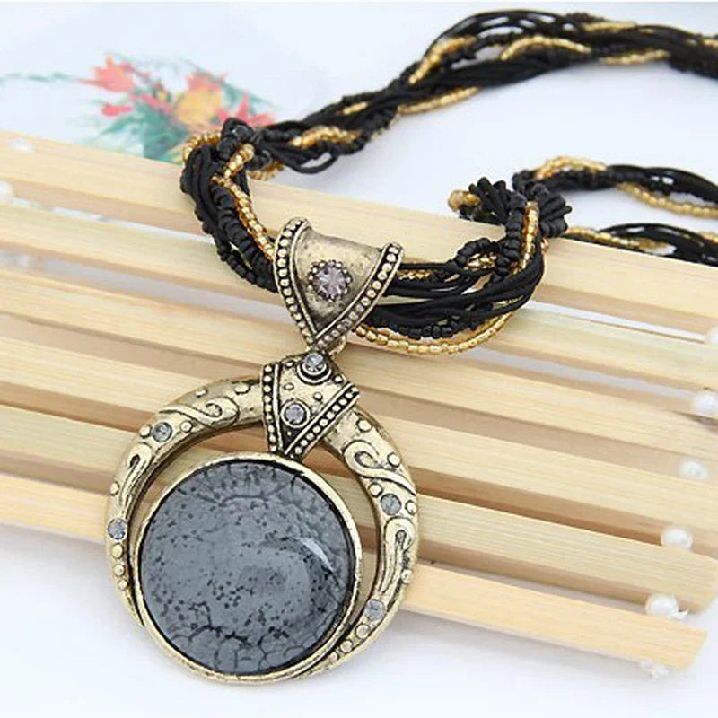 Collar Vintage con Colgante Étnico en Cristal Verde