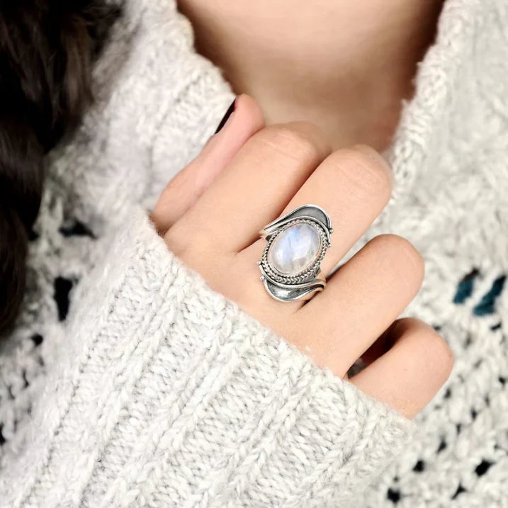 Anillo de Piedra Luna Elegante