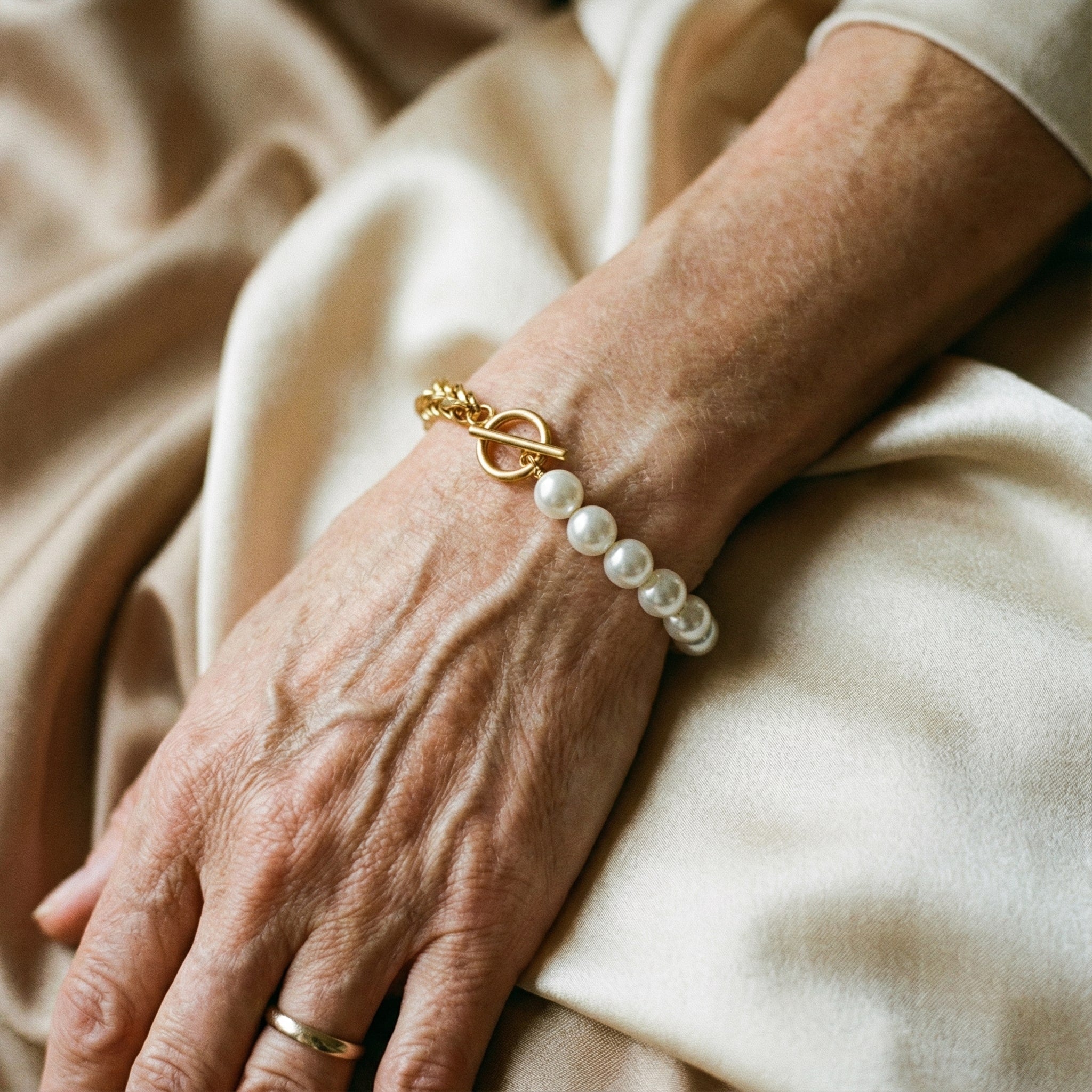 Brazalete Elegante de Oro y Perlas