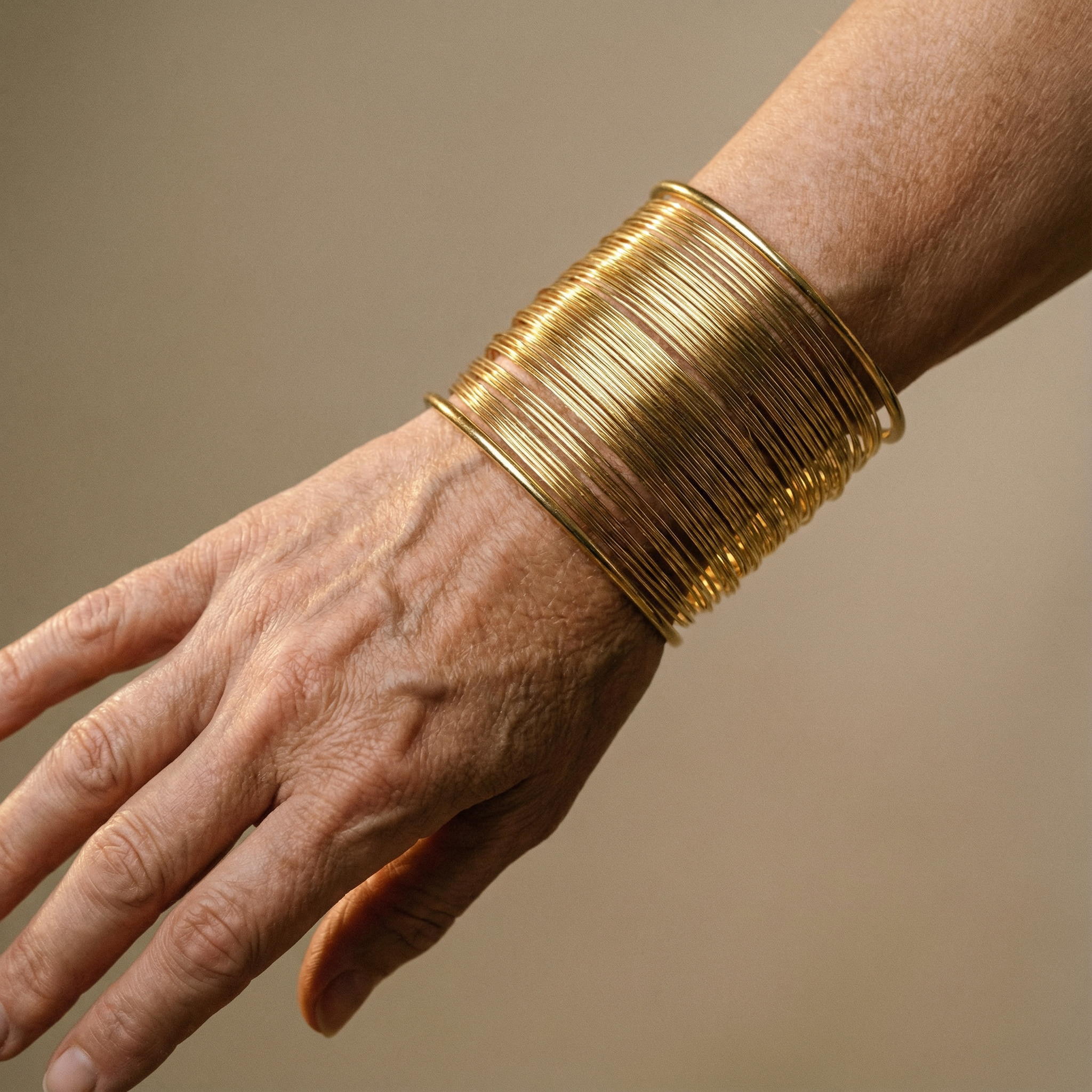 Pulsera abierta con espiral dorada