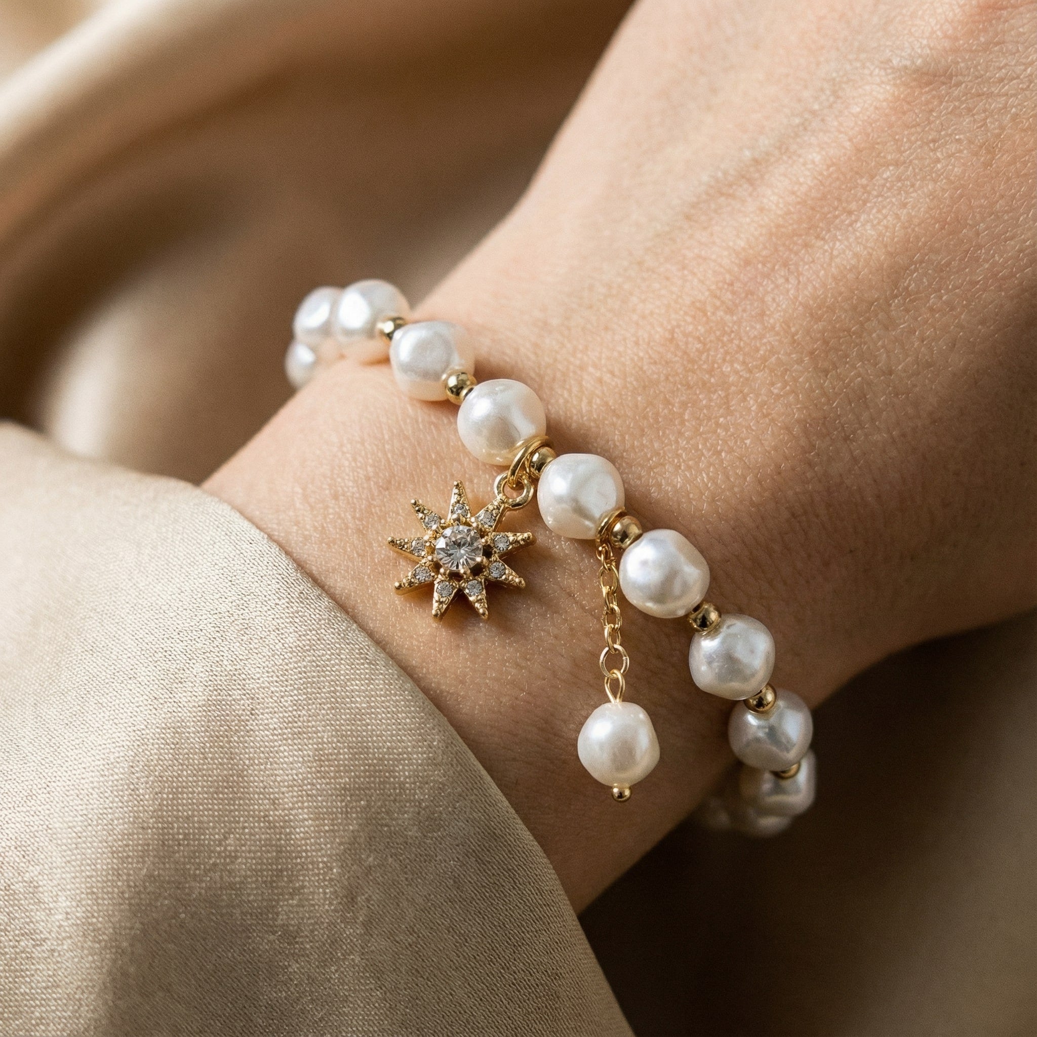 Pulsera con Colgante de Oro Blanco, Perla y Girasol