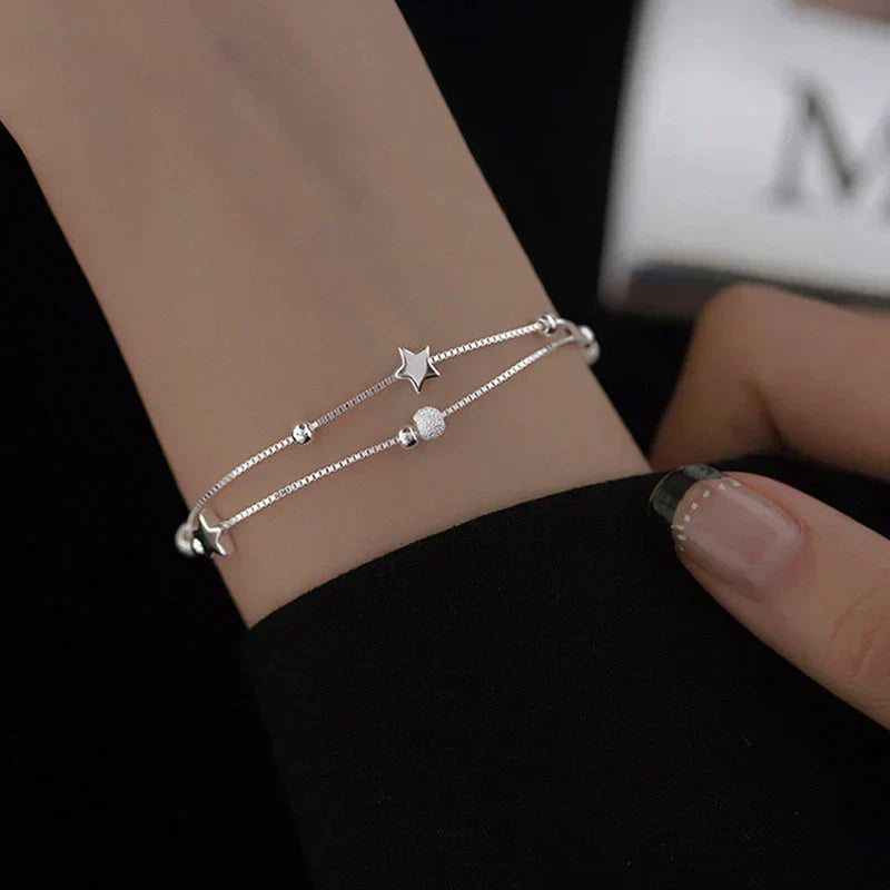Elegante pulsera de plata con encantadoras estrellas