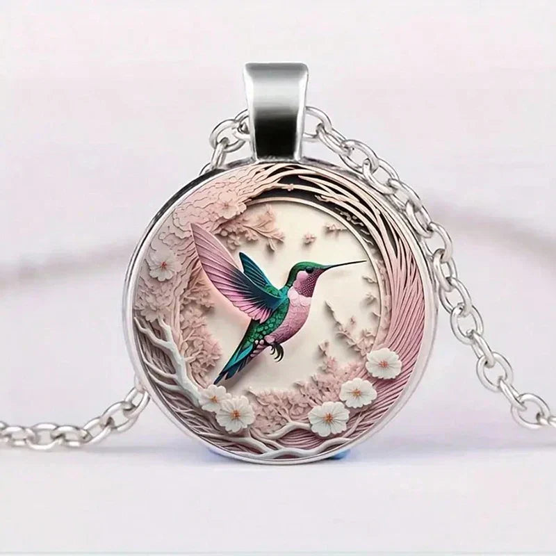 Collar con Colgante de Colibrí y Cúpula de Vidrio