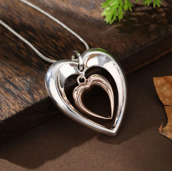 Collar con Colgante en Forma de Corazón Hueco en Dos Tonos