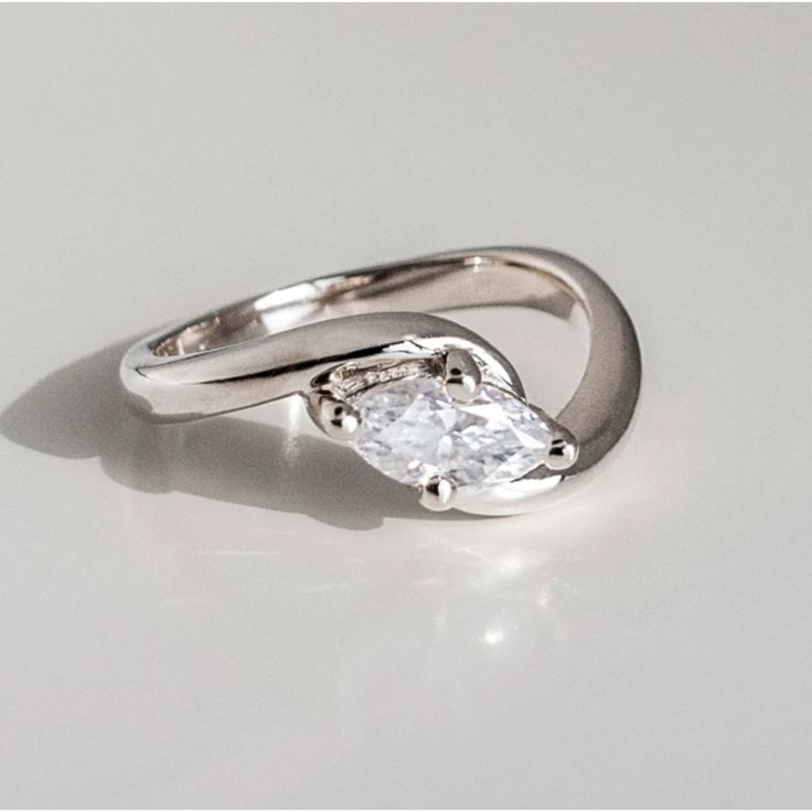 Anillo de plata ondulado vintage con zirconia