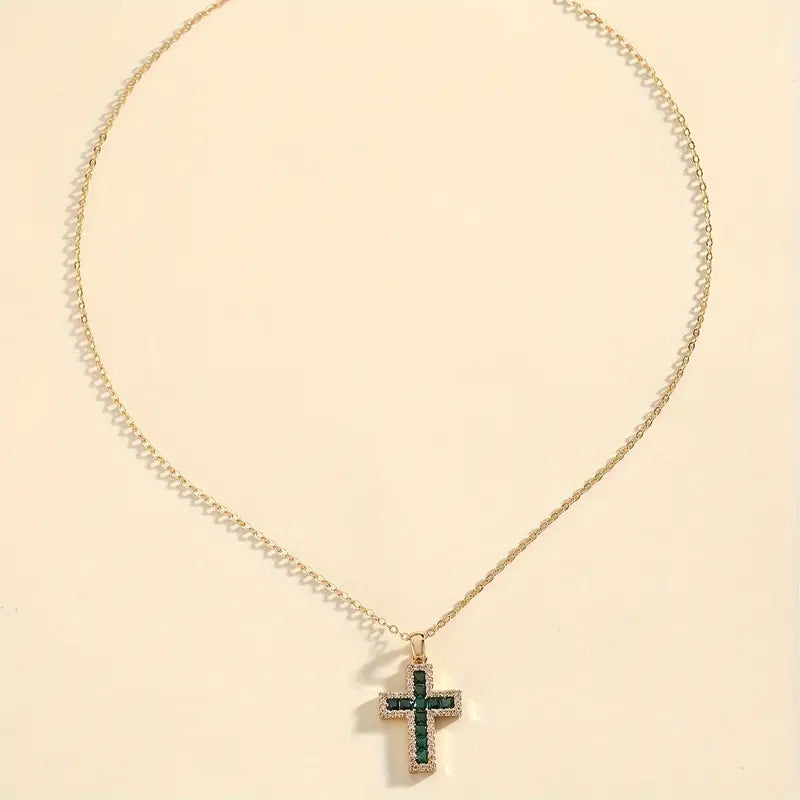 Collar de oro con colgante de cruz de esmeralda solemne