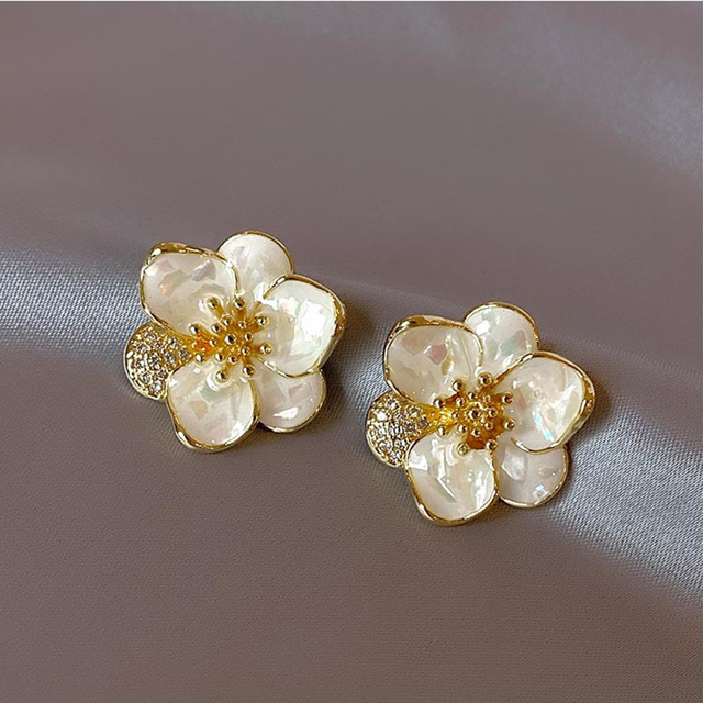 Pendientes Elegantes de Pétalos en Oro