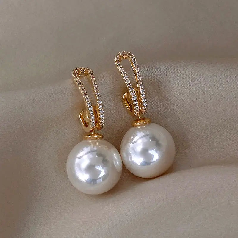 Pendientes elegantes de perlas con zirconias