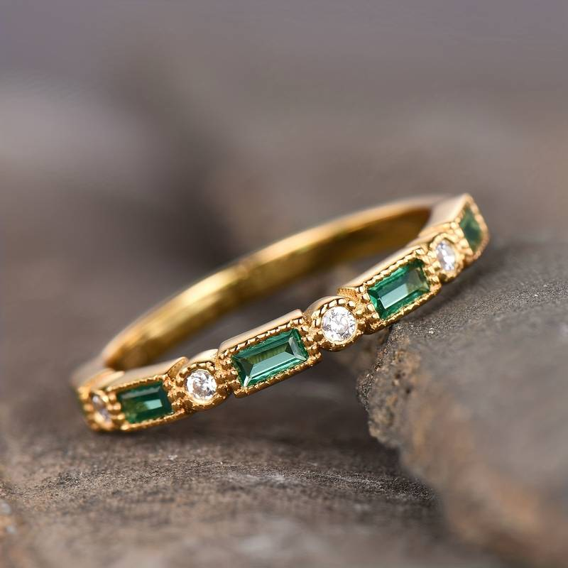 Anillo Verde Vintage con Incrustaciones de Circonita y Oro