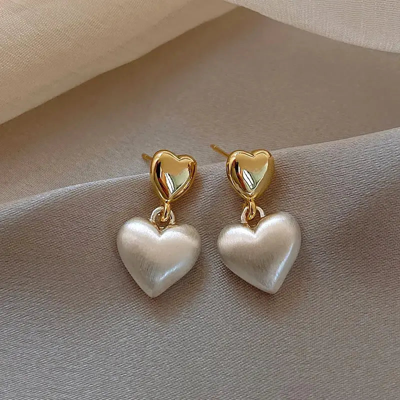 Elegantes Pendientes de Corazón con Perlas Doradas