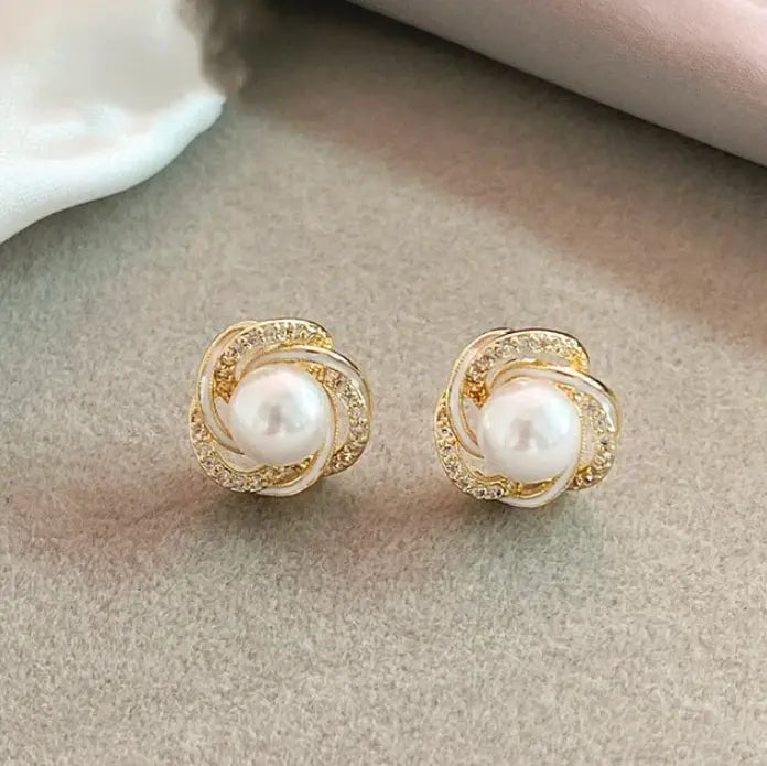 Pendientes Elegantes de Oro con Perlas Espirales y Zirconias
