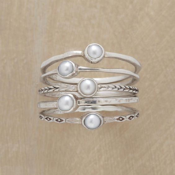 Anillo de plata vintage con incrustaciones de perlas