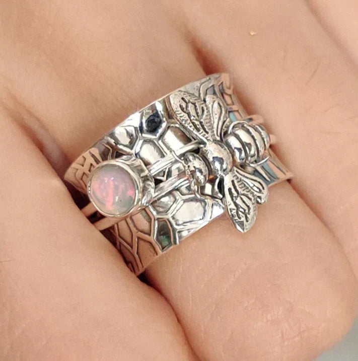 Anillo de Piedra Luna con Abeja