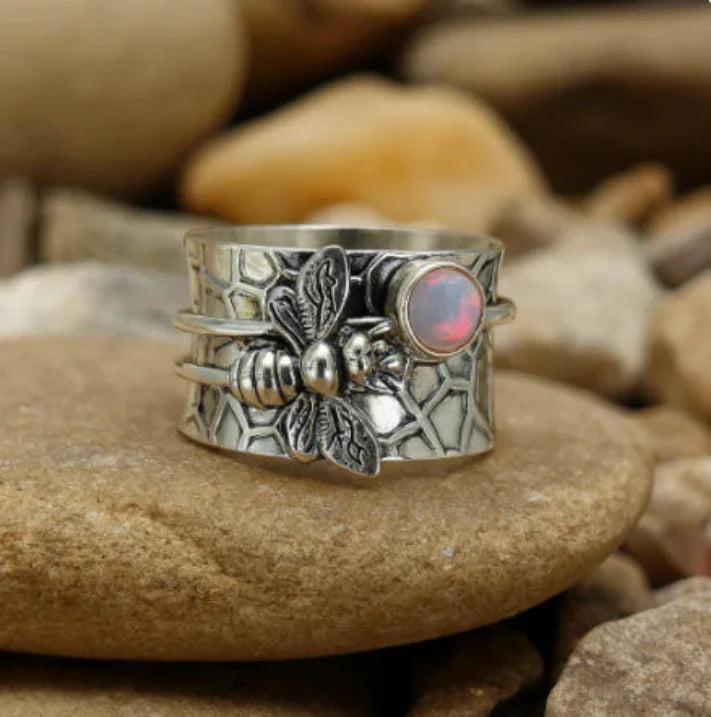 Anillo de Piedra Luna con Abeja