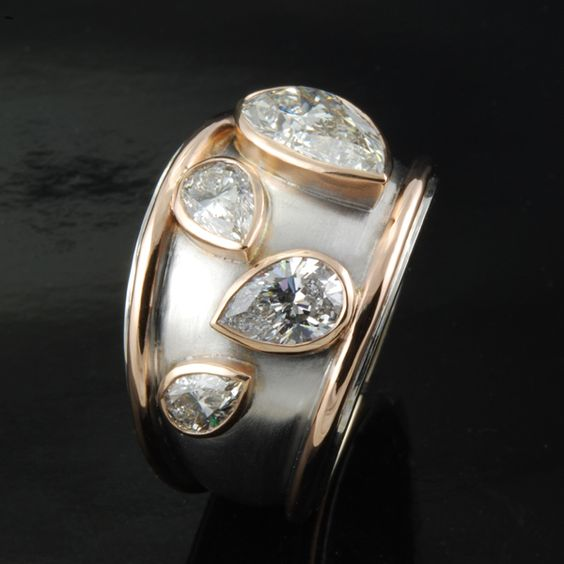 Anillo vintage chapado en oro con incrustaciones de circonita