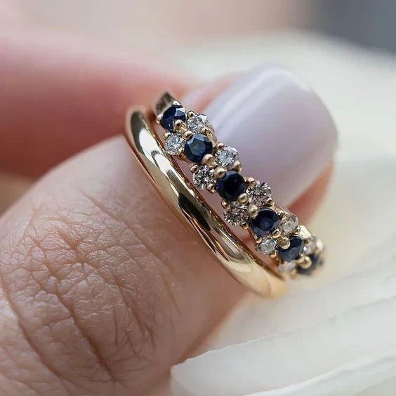 Anillo vintage elegante de oro con zirconitas cúbicas azules