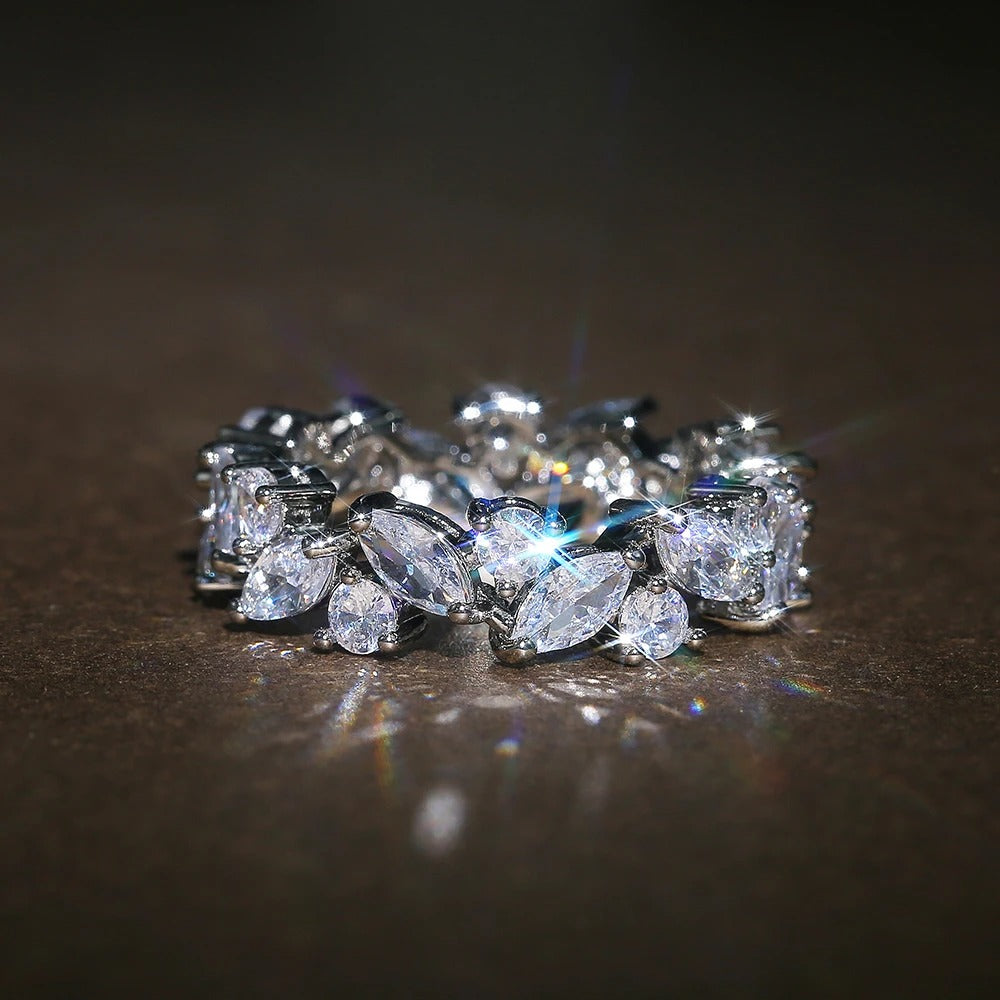 Anillo de eternidad vintage con diamantes redondos y marquesas
