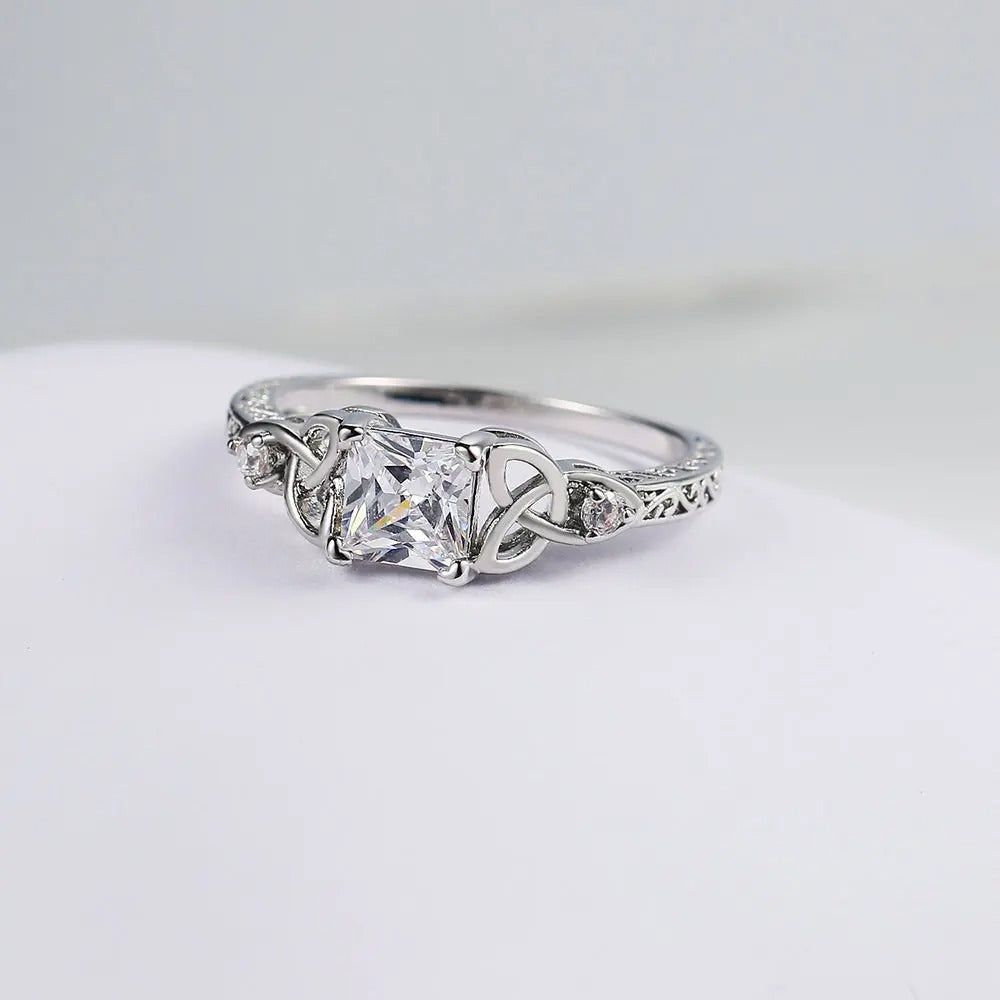 Anillo con Diseño de Nudo y Piedra Preciosa de Plata en el Centro