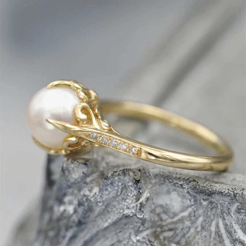 Anillo vintage con una perla dorada en el centro