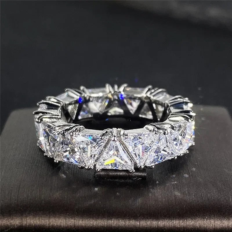 Anillo Triangular de Plata Vintage con Piedras de Eternidad