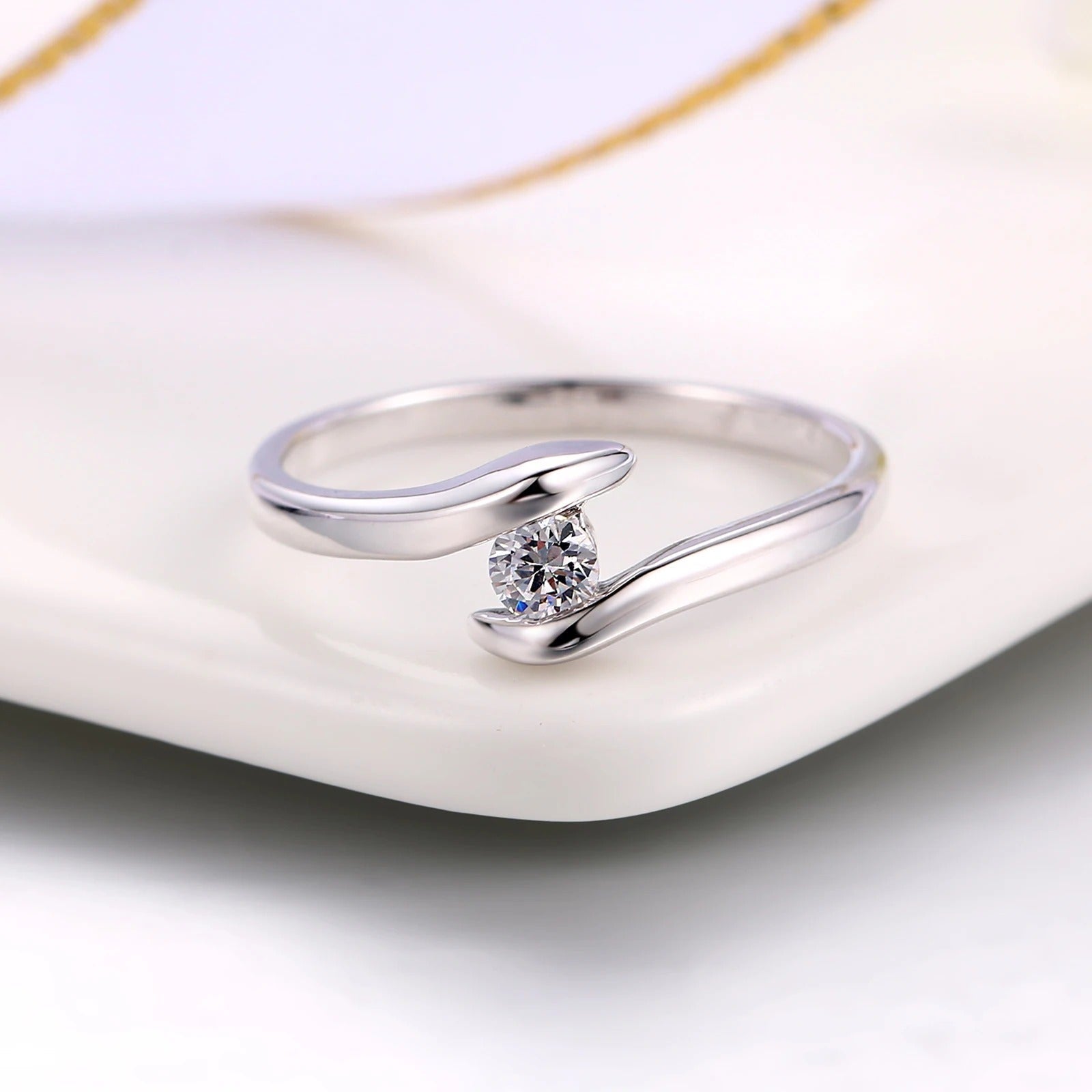 Anillo Curvo en Plata con Diamante Brillante en el Centro