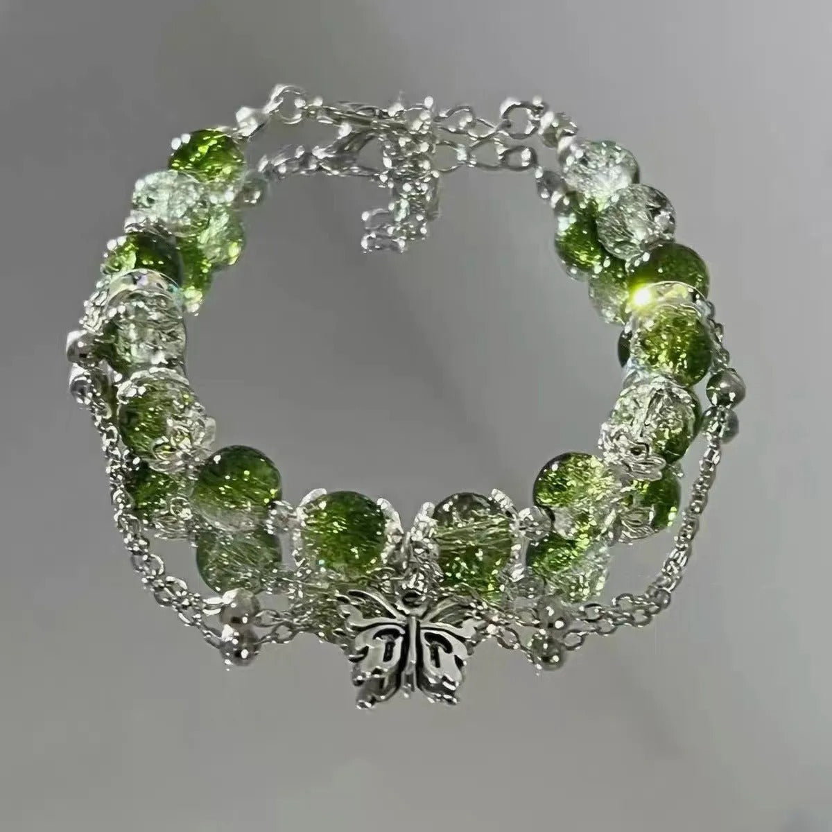 Pulsera vintage con mariposa de plata y cuentas verdes