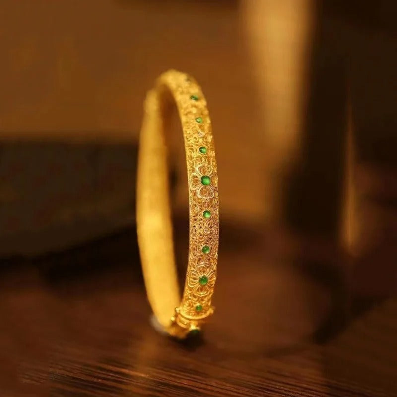 Pulsera tipo bangle con piedras preciosas verde dorado y patrón floral en estilo étnico