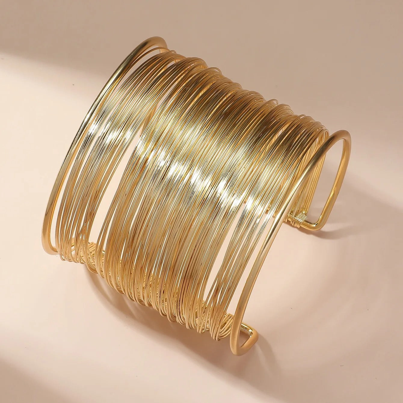 Pulsera abierta con espiral dorada