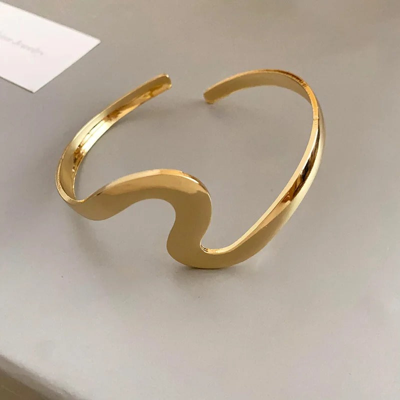 Pulsera abierta clásica con ola dorada