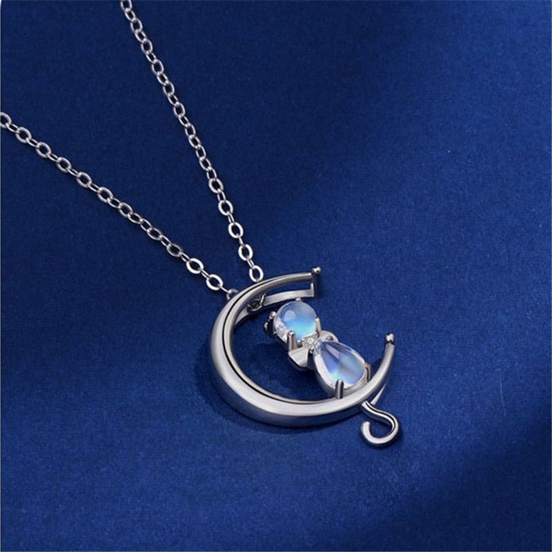 Collar con Colgante de Luna Creciente y Gato en Piedra Lunar