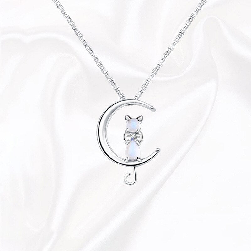 Collar con Colgante de Luna Creciente y Gato en Piedra Lunar